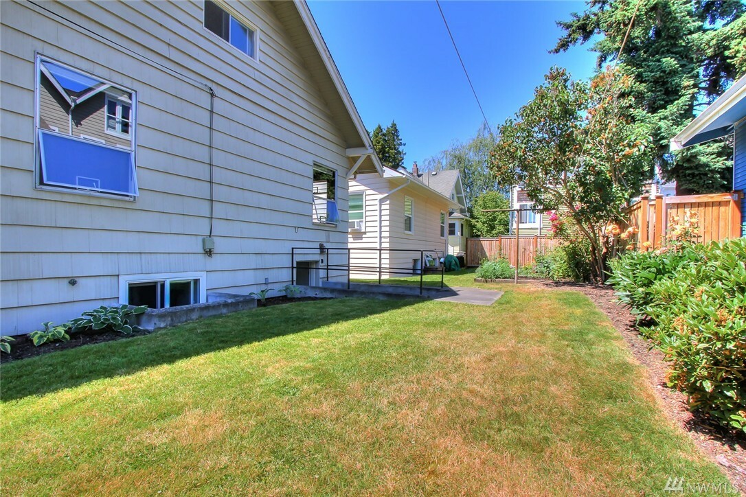 Property Photo: 2116 N 44th St WA 98103