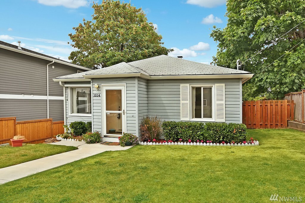 Property Photo: 1014 N 30th St WA 98056