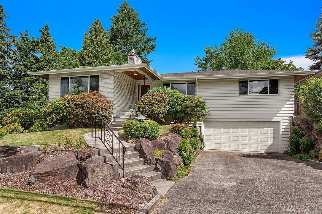 Property Photo:  12516 SE 56th St  WA 98006 