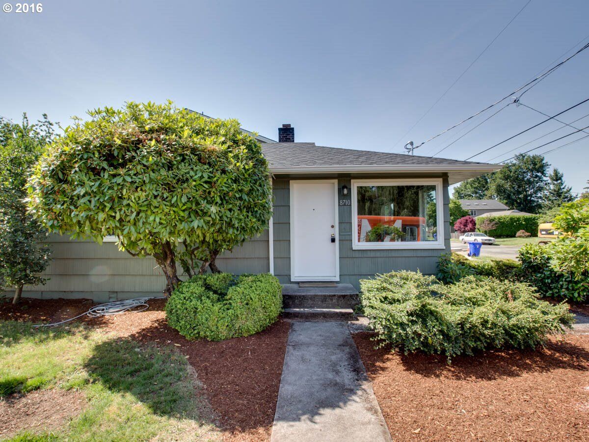 Property Photo:  8710 SE Hawthorne Blvd  OR 97216 