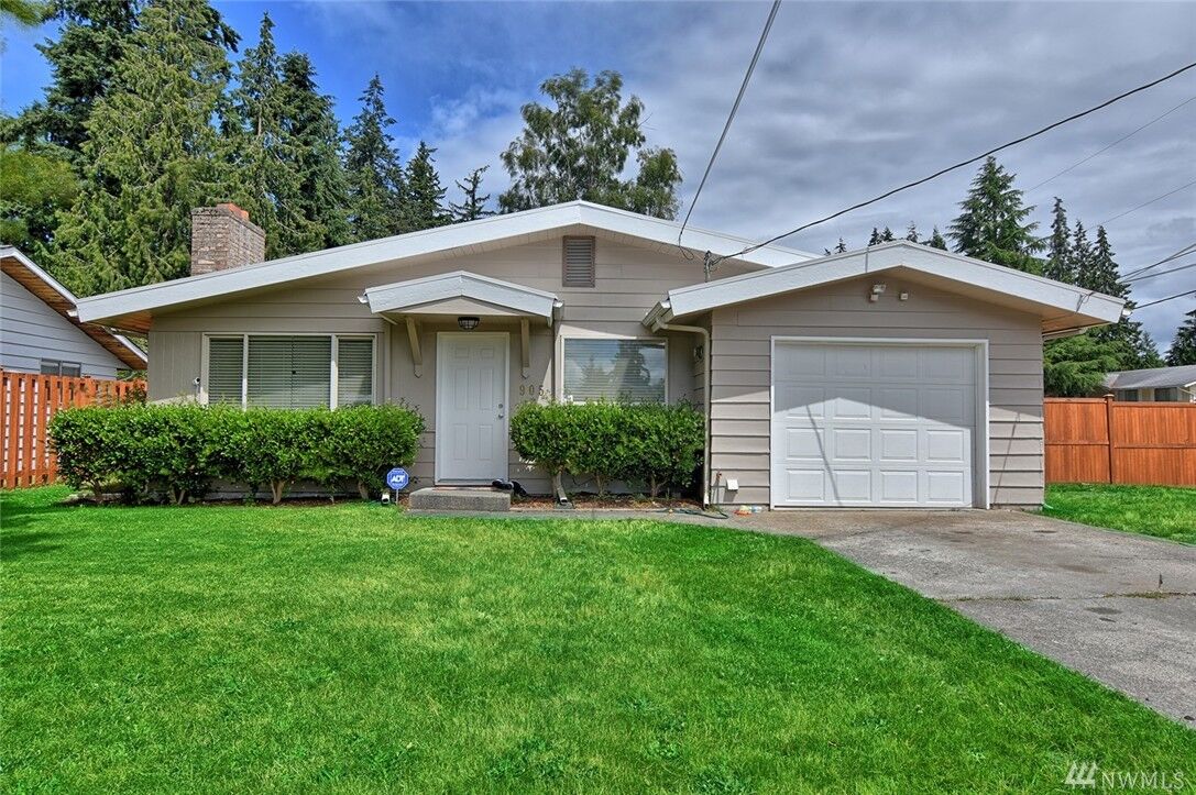 Property Photo:  905 109th St SE  WA 98208 