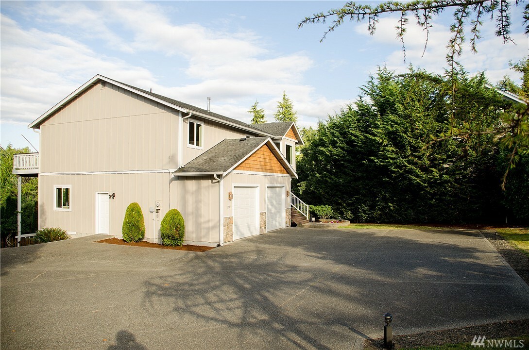 Property Photo:  11387 SE Sedgwick Rd  WA 98366 