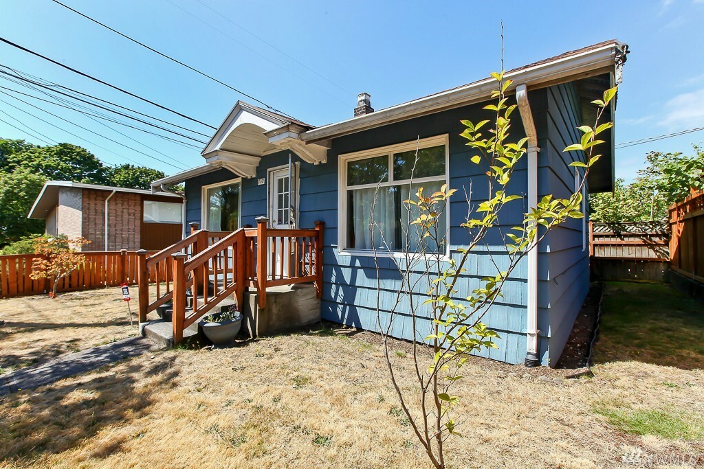 Property Photo:  710 W McGraw St  WA 98119 