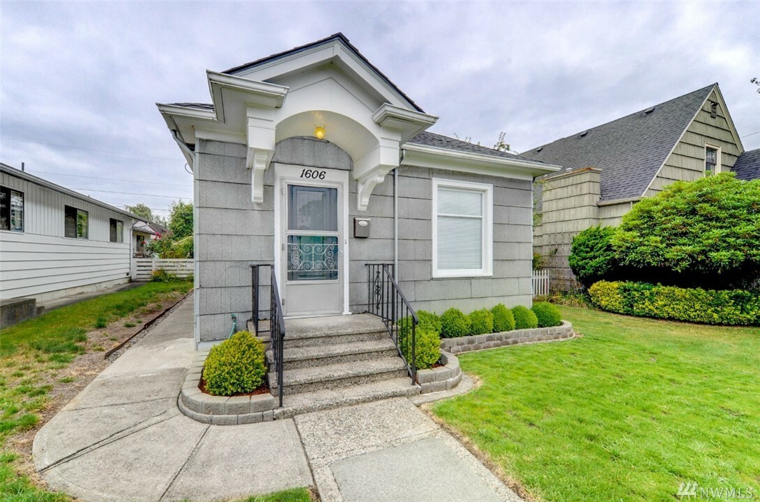 Property Photo:  1606 Hoyt Ave  WA 98201 