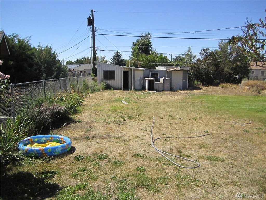 Property Photo: 864 S Grand Dr WA 98837
