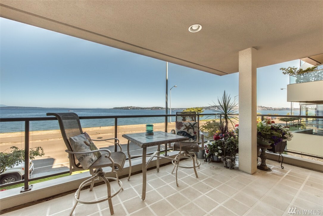 Property Photo:  1210 Alki Ave SW 203  WA 98116 