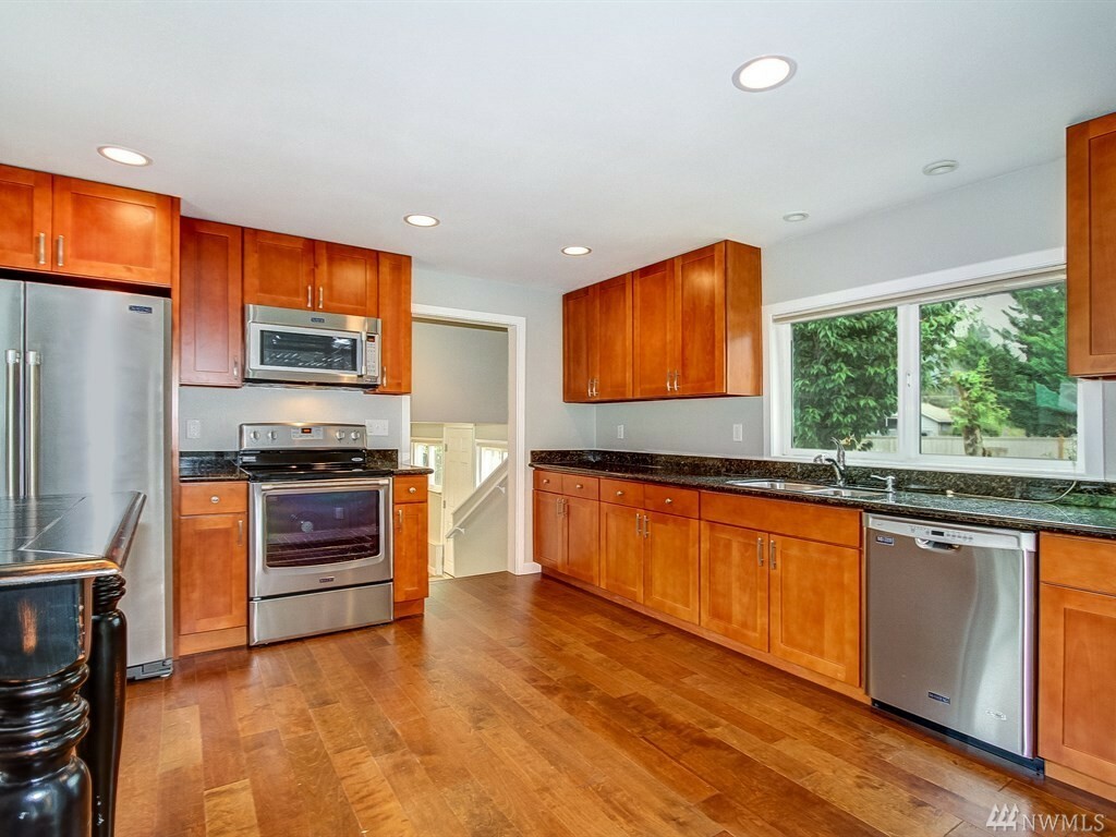 Property Photo:  100 E 4th St  WA 98045 