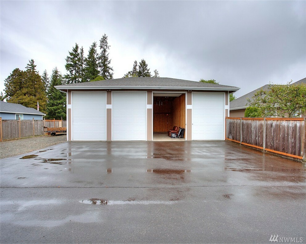 Property Photo:  704 Stevens St Garage Unit 1  WA 98388 