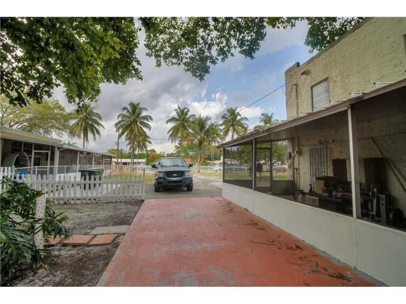 Property Photo:  524 NE 130th St  FL 33161 