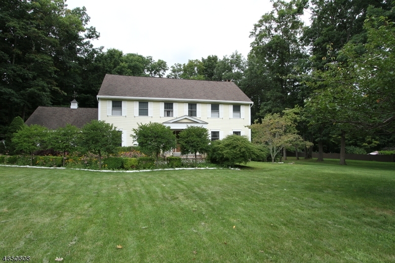 Property Photo:  8 Brentwood Ct  NJ 07871 