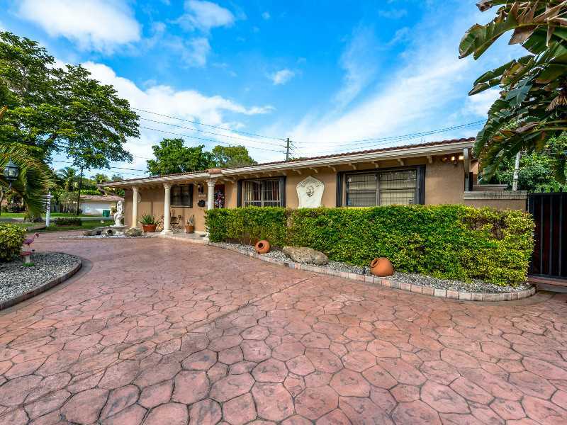 Property Photo: 14601 Lake Candlewood Ct FL 33014