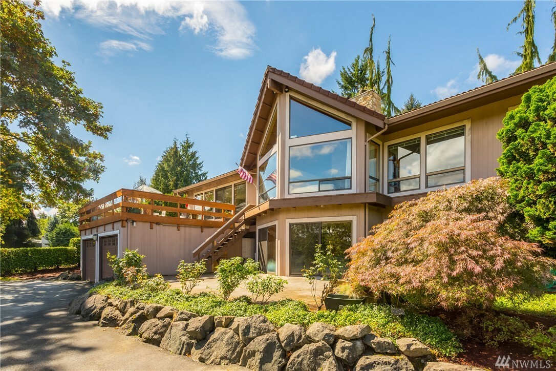 Property Photo: 9249 SE 59th St WA 98040