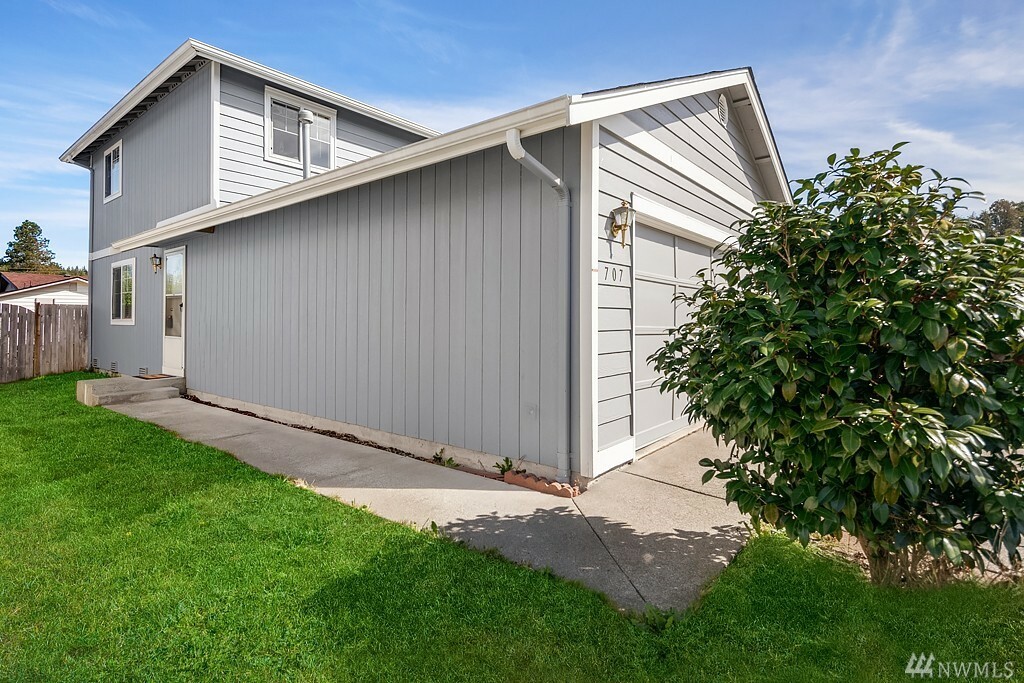 Property Photo:  707 Lois Lane  WA 98294 