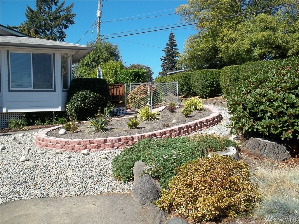 Property Photo:  201 Thomas Ave SW  WA 98057 