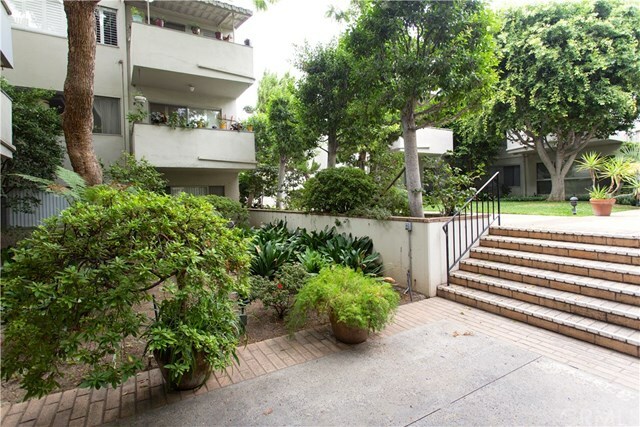 Property Photo:  395 S Oakland Avenue 206  CA 91101 