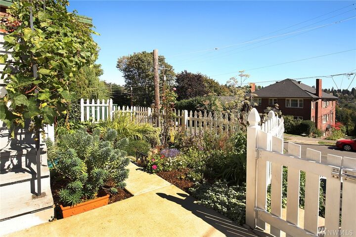 Property Photo:  5023 22nd Ave NE  WA 98105 