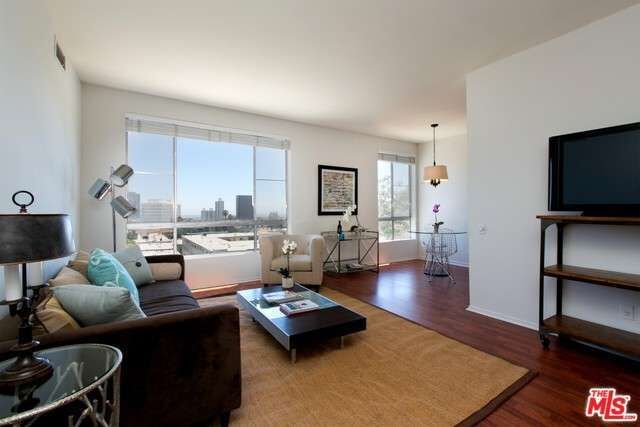 Property Photo:  622 S Barrington Ave 504  CA 90049 