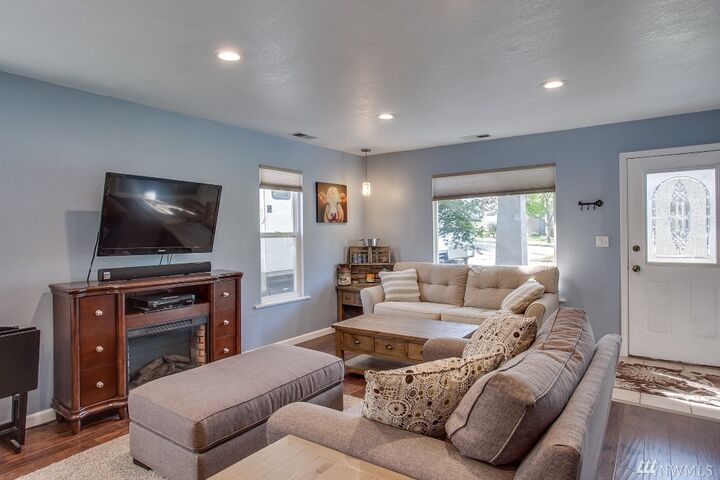 Property Photo:  21 S Delaware Ave  WA 98801
