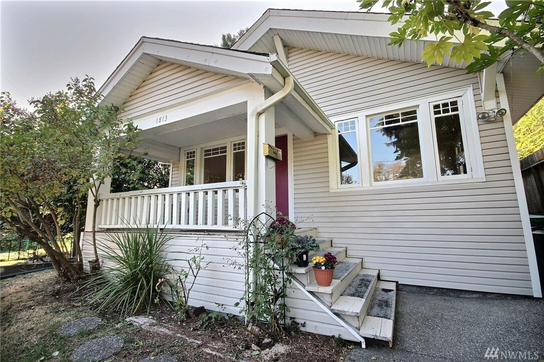 Property Photo:  1813 Thorndyke Ave W  WA 98199 