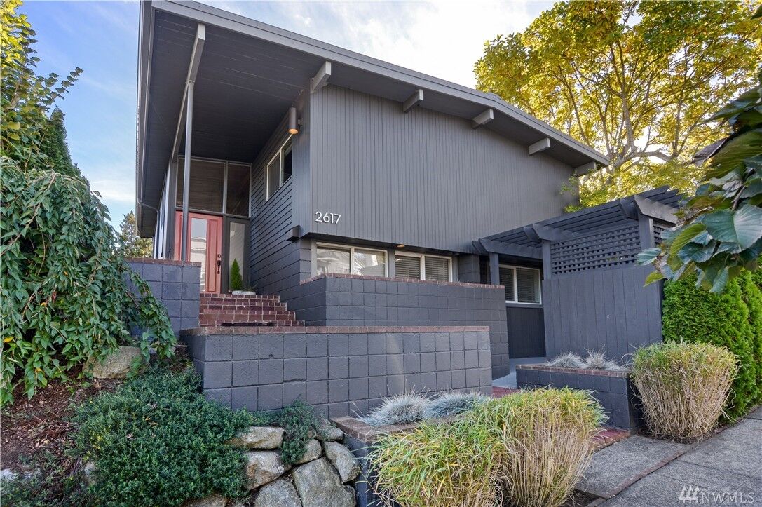 Property Photo:  2617 W Plymouth St  WA 98199 