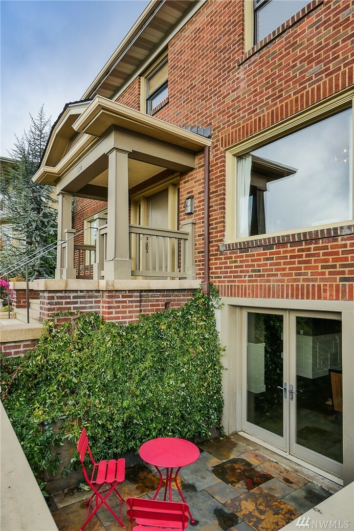 Property Photo: 334 W Kinnear Place WA 98119