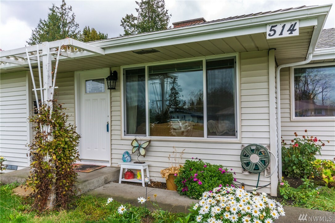 Property Photo:  514 SE Pasek St  WA 98277 