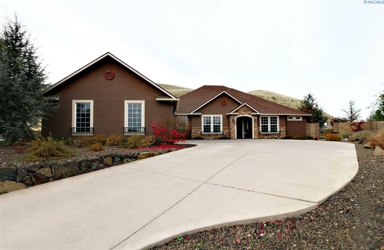 Property Photo:  680 Nuvola Vista Ct  WA 99352 