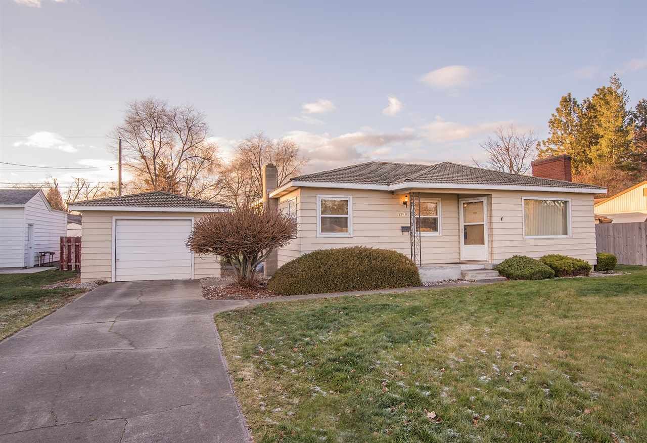 Property Photo:  2919 N Maple Rd Millwood  WA 99206 