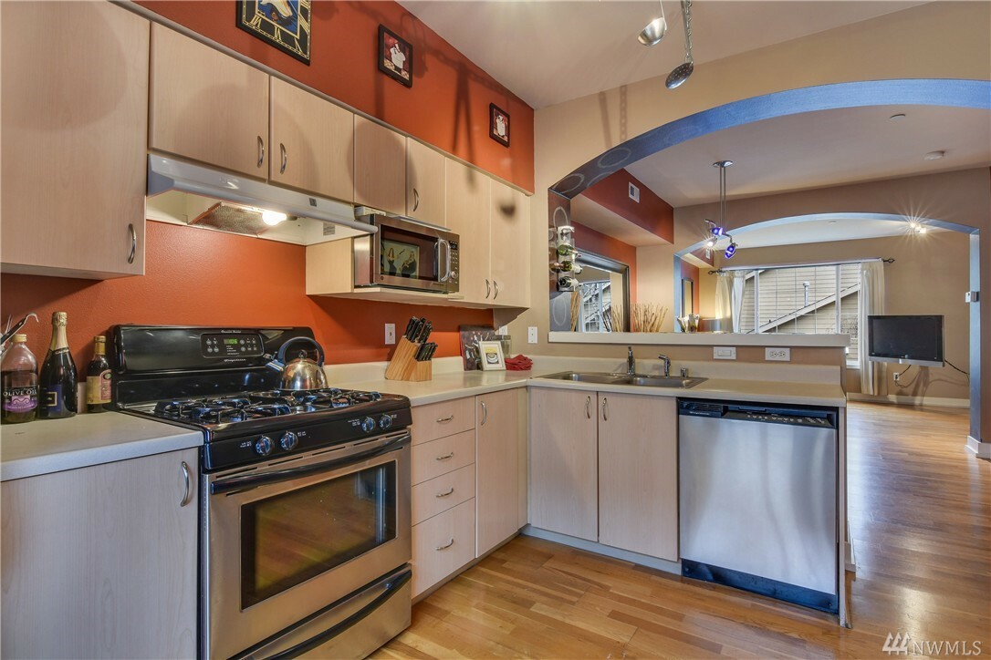 Property Photo: 18268 NE 97th Wy 102 WA 98052