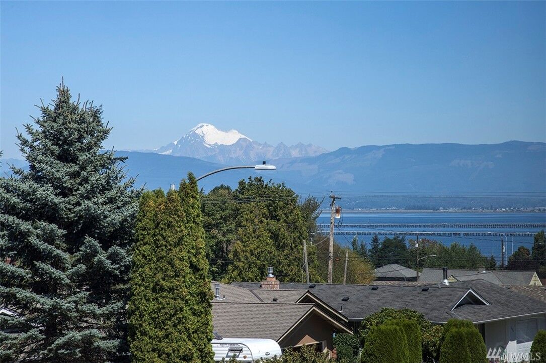 Property Photo:  1103 38th St  WA 98221 