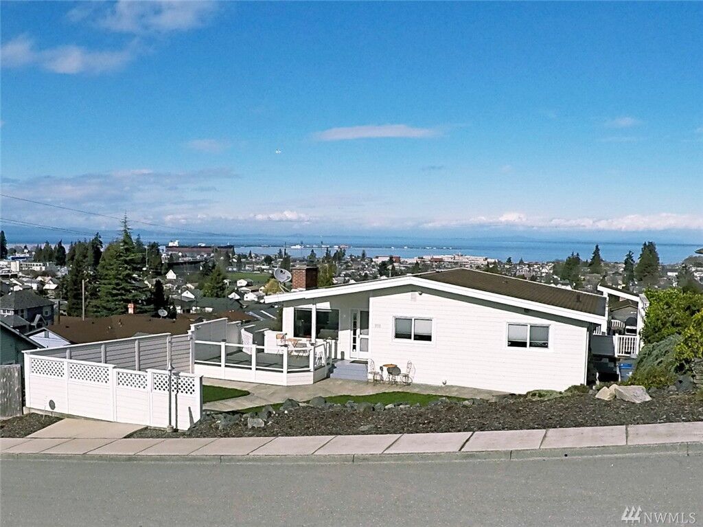 Property Photo: 1111 E 8th St WA 98362