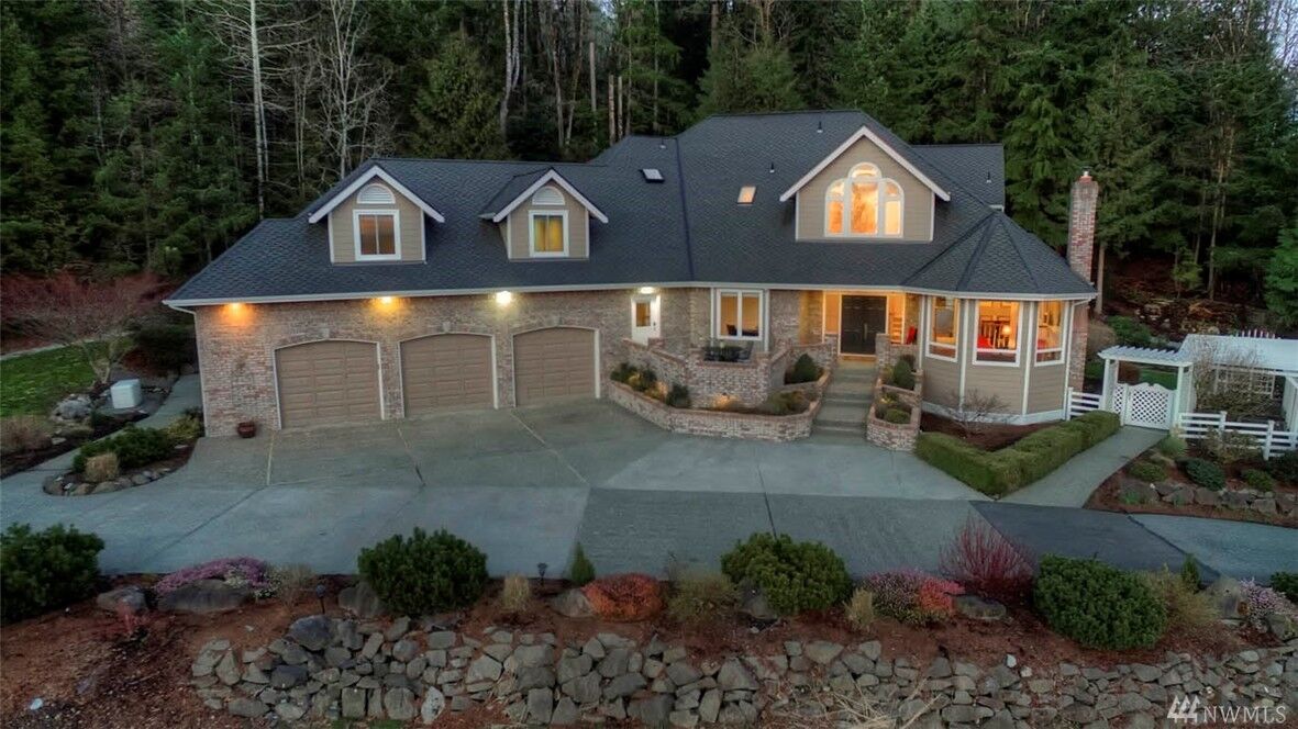 Property Photo:  17620 SE 106th St  WA 98059 