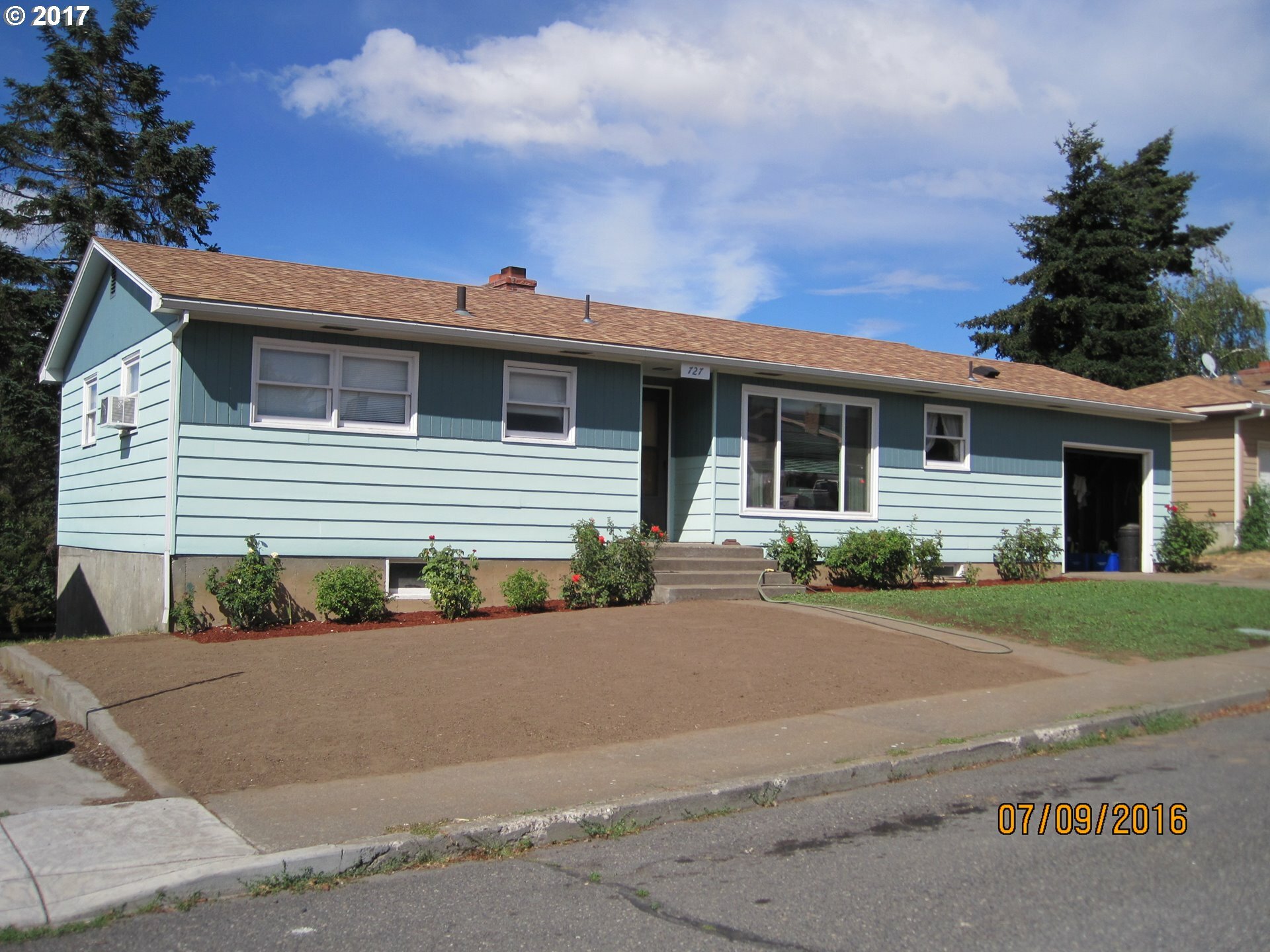 Property Photo: 727 E 19th OR 97058