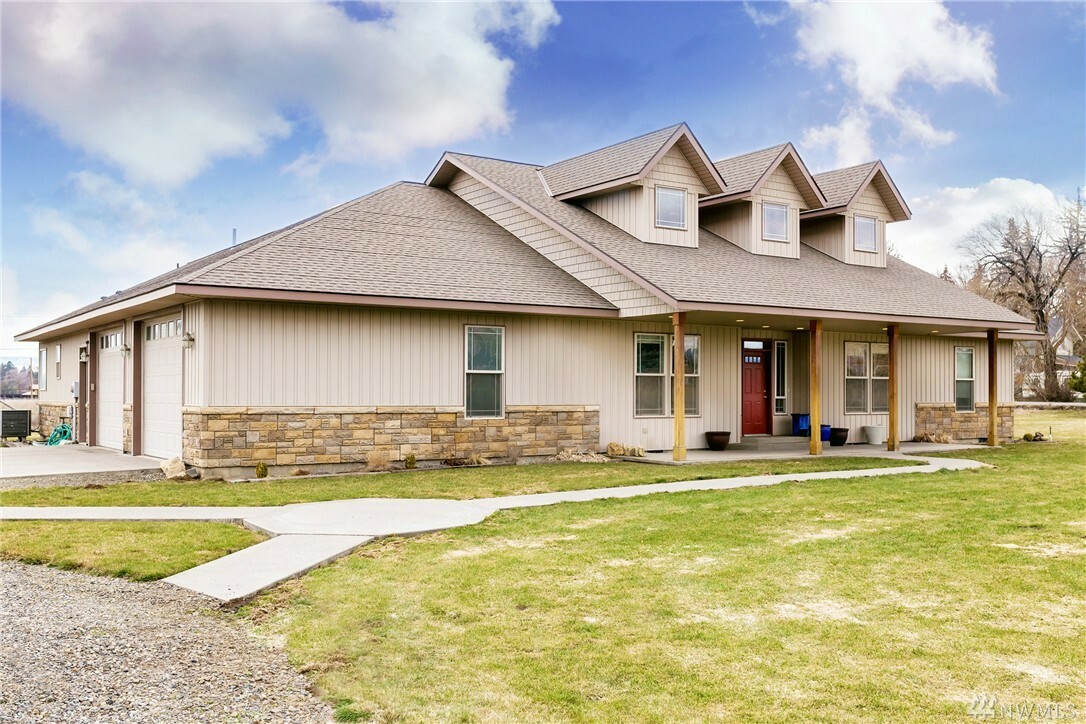 Property Photo: 105 N Mount Stuart Ave WA 98926