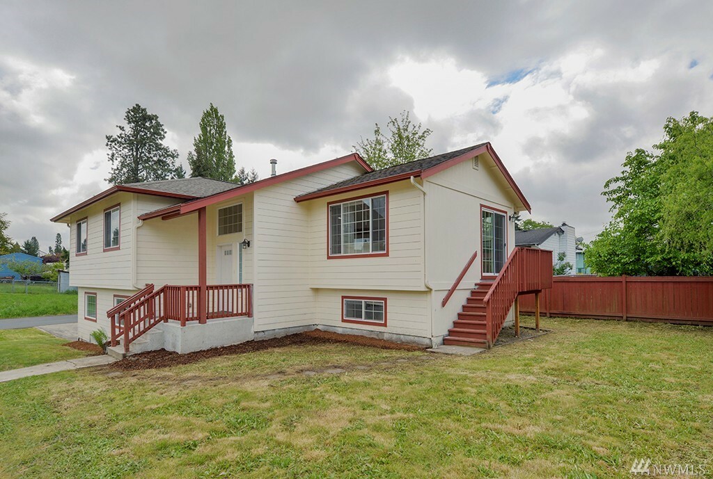 Property Photo: 1030 S 76th St WA 98408