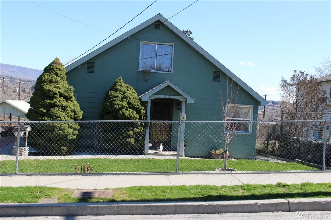Property Photo:  913 Cashmere St  WA 98801 