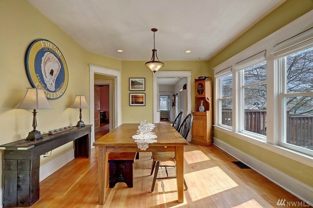 Property Photo: 1411 Hoyt Ave WA 98201