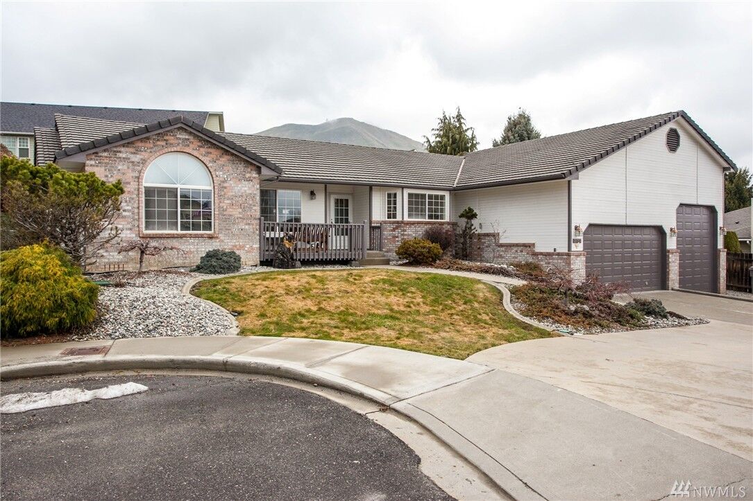 Property Photo: 310 Canyon Place WA 98801