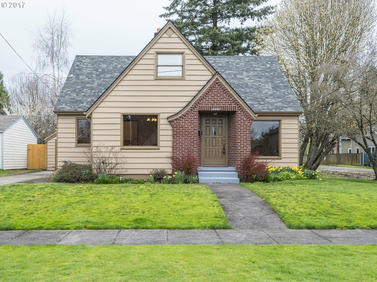 Property Photo:  2446 SE 70th Ave  OR 97206 