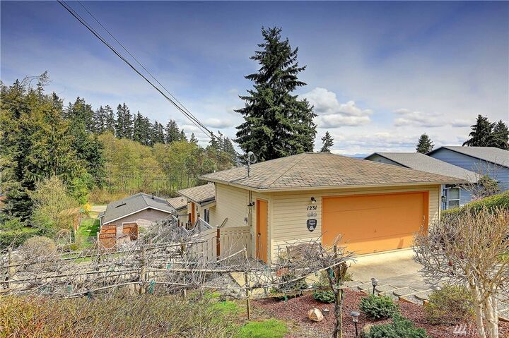Property Photo: 1231 View St WA 98282