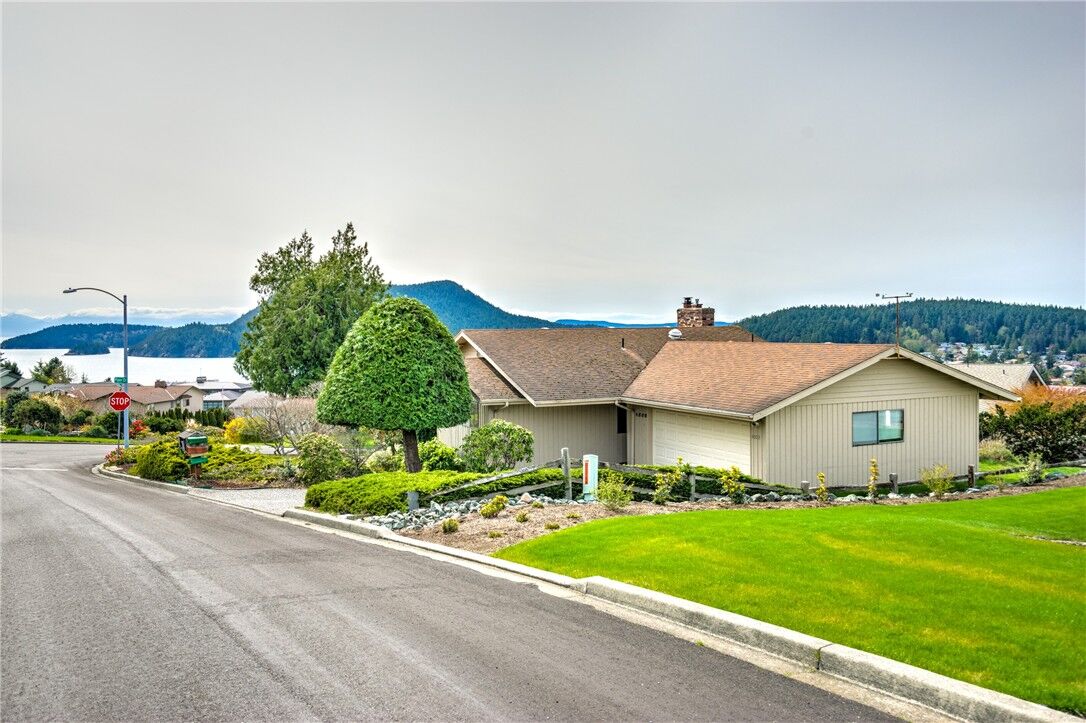 Property Photo:  4808 Glasgow Wy  WA 98221 