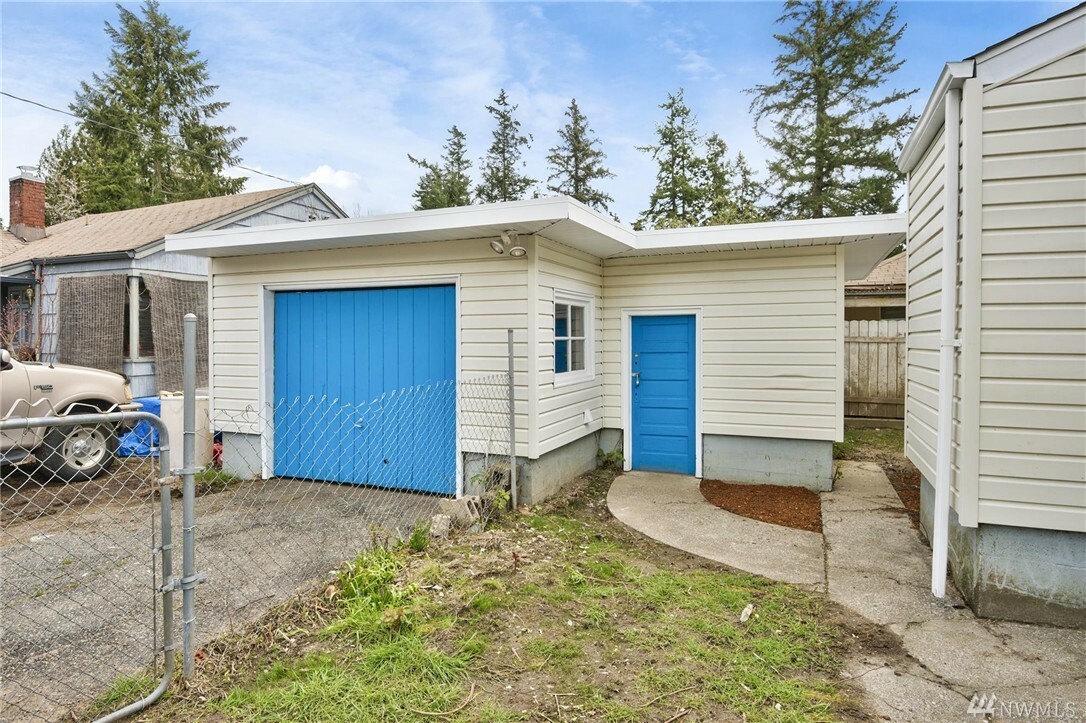 Property Photo:  3318 S Summit Ave  WA 98312 