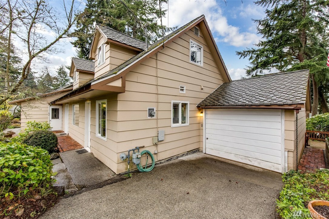 Property Photo:  1821 Madrona Point Dr  WA 98312 