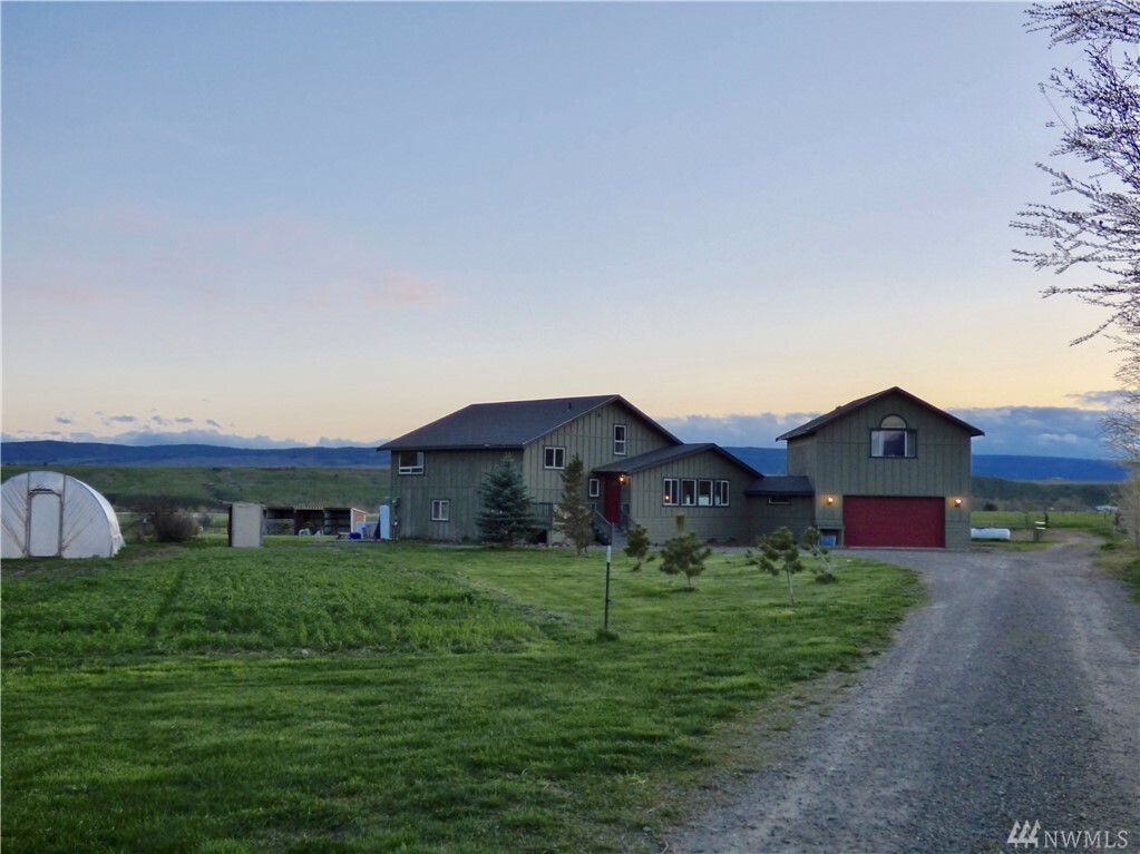 Property Photo:  1809 Howard Rd  WA 98926 