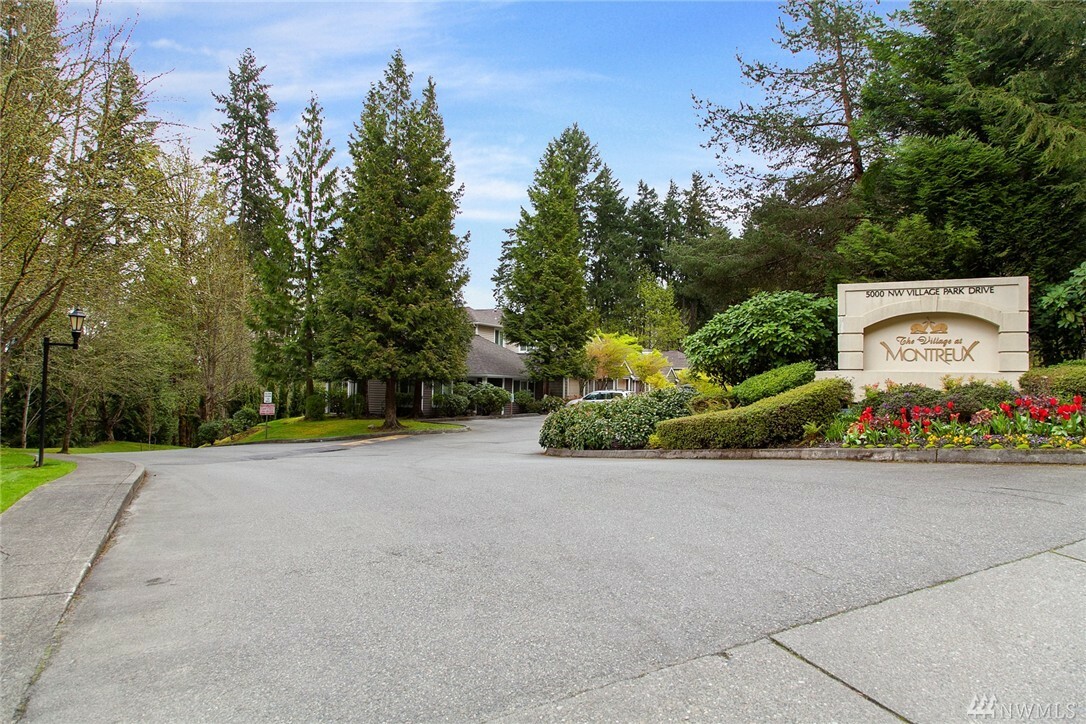 Property Photo:  5000 NW Village Park Dr C-118  WA 98027 