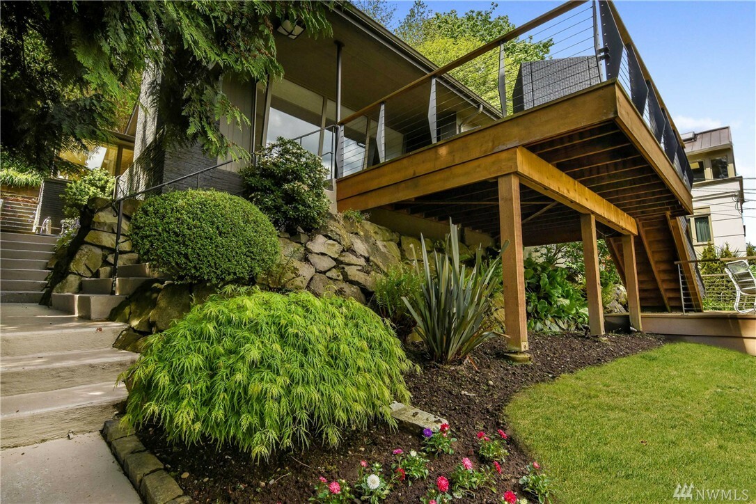 Property Photo: 2509 Boyer Ave E WA 98102