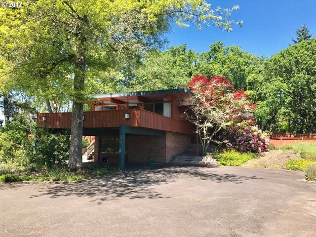 Property Photo:  1325 E 29th Pl  OR 97403 