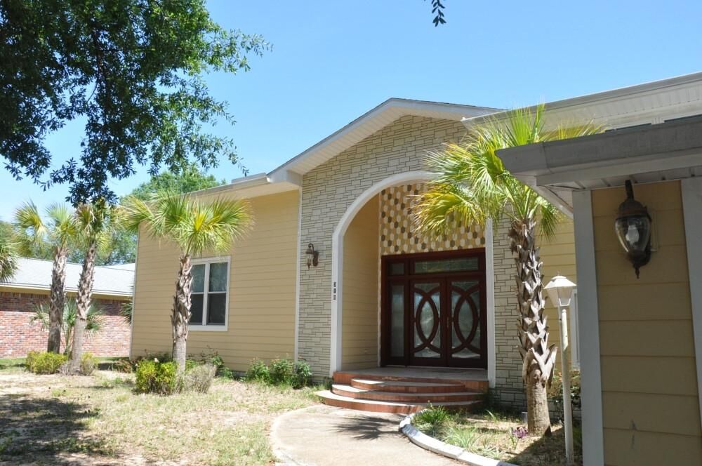 Property Photo: 318 Sudduth Circle FL 32548