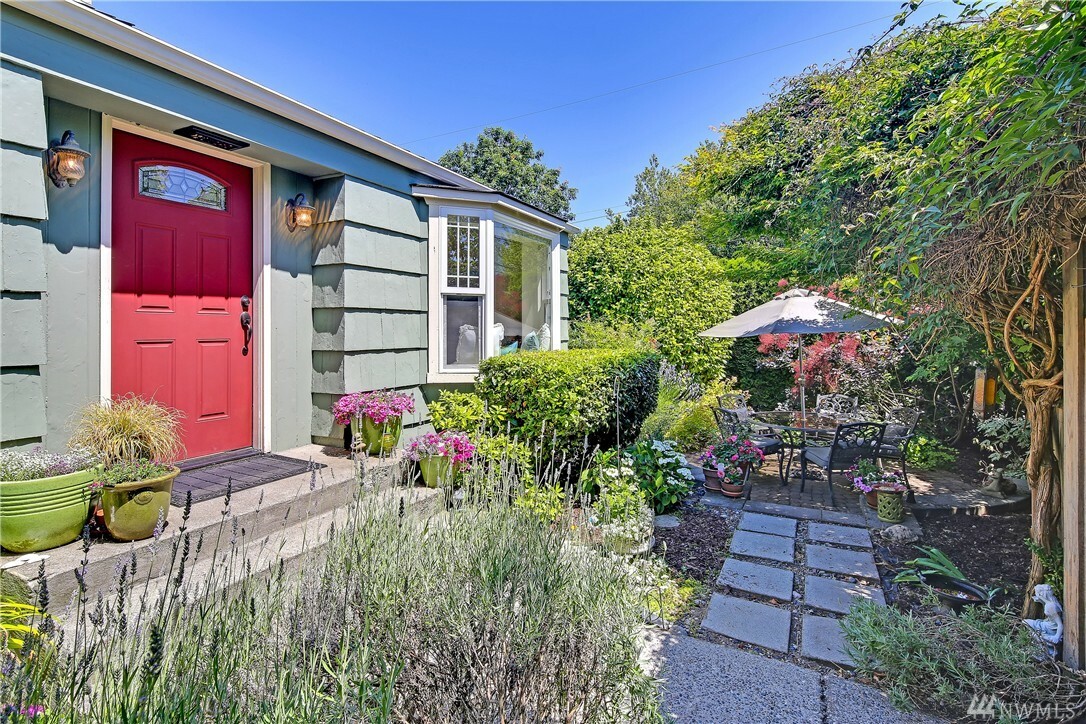 Property Photo:  4052 SW Charlestown St  WA 98116 