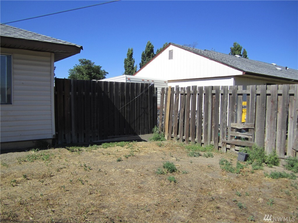 Property Photo: 1222 Mitchell Ave WA 98837